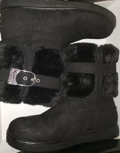 Pair of size 8M leather Guess winter boots.